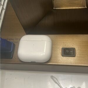 These are the mf airpod 3rd generations I need the money dawg 😭